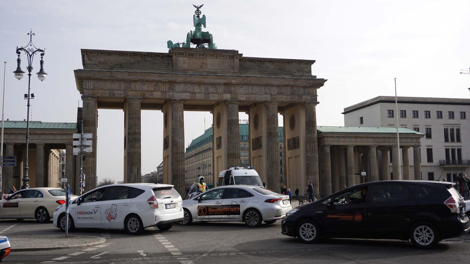 800 Mietwagen demonstrieren gegen Taxi-Schutz-Gesetz