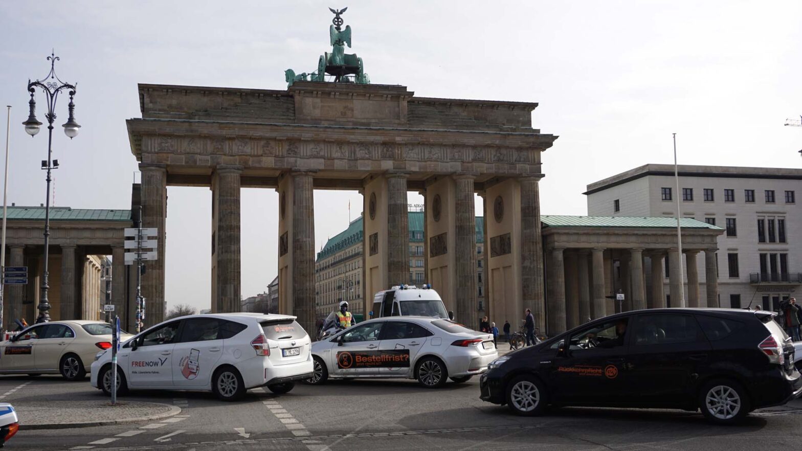 800 Mietwagen demonstrieren gegen Taxi-Schutz-Gesetz