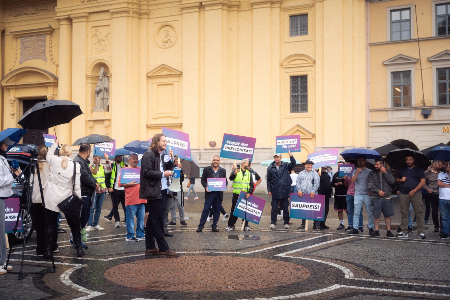 Stoppt den Preiswahnsinn – faire Mobilität für alle! Mietwagen-Demo in München gegen geplante Mindestpreise