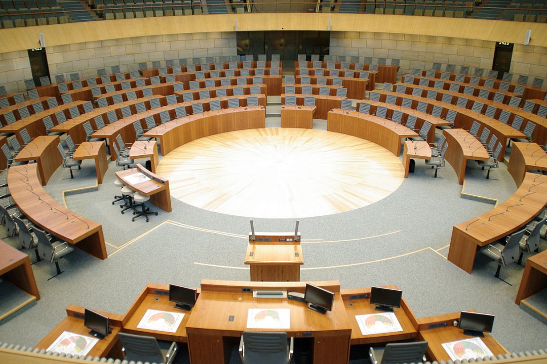 Landtagsdebatte in NRW: Flexible Festpreise für Taxis statt Mindestpreise für Mietwagen